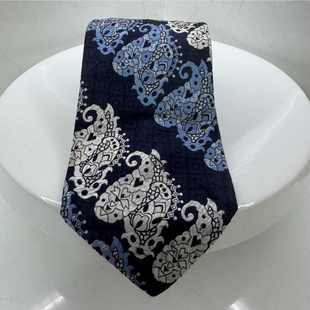 Givenchy Gentleman Paris All-Silk Elegant Paisley Men's Tie